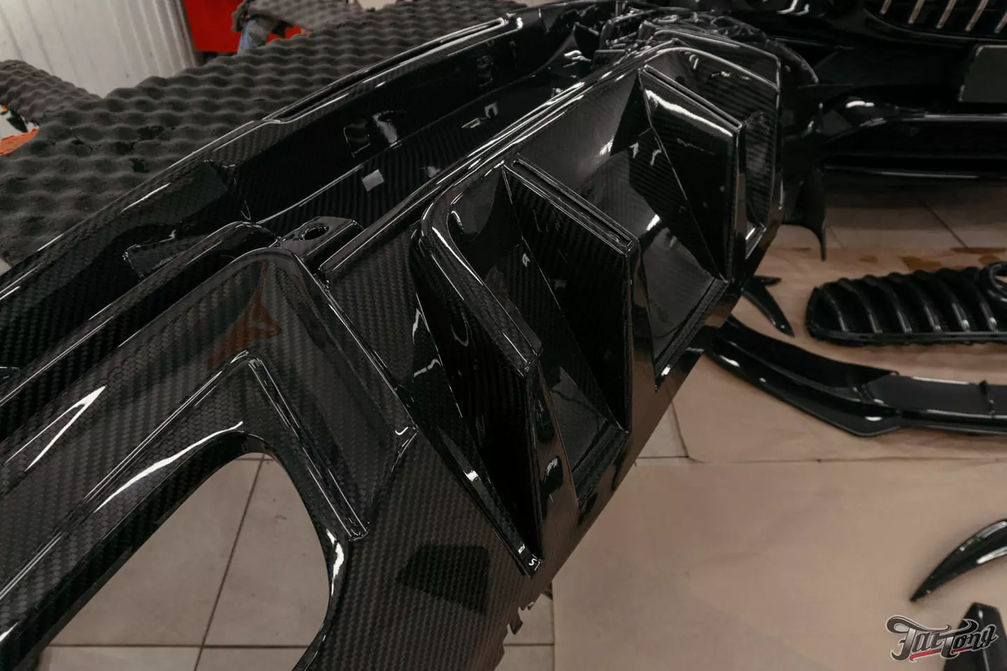 Выкинули BURMESTER 3D из нового Mercedes GLE 63S и установили новую акустическую систему. Выполнили комплексную шумоизоляцию, построили выхлопную систему, установили обвес Larte, оклеили полиуретаном
